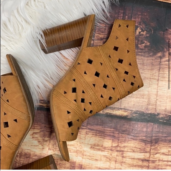 Heart D Brown Laser Cut Booties Heels - Picture 6 of 11